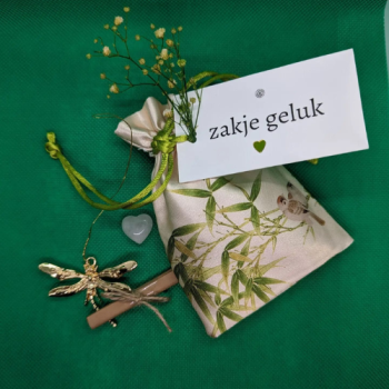 Alternative view of Een zijden zakje gevuld met geluk