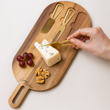 Serveerplank met gouden bestek